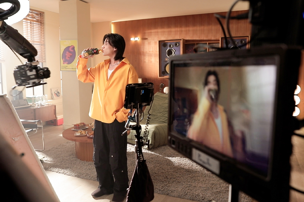 “กลัฟ คณาวุฒิ” พาบุกกองถ่ายสุดฟิน “โออิชิ ไอซ์เลมอนที” โฉมใหม่